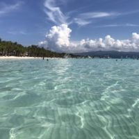 ボラカイ島の透明度の高い海とホワイトビーチ